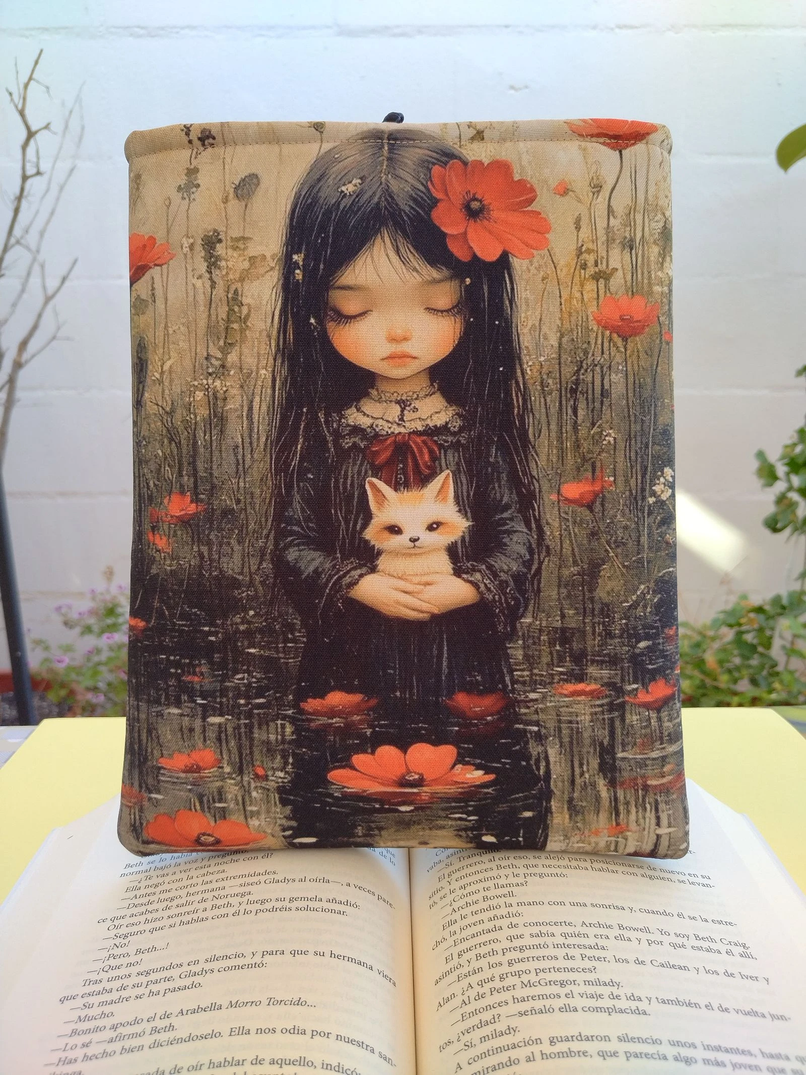 Funda literaria acolchada para libros o tablets. Diseño Niña y amapolas. Hecho a mano.